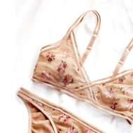 تصویر سوتین مثلثی ظاهر جدید